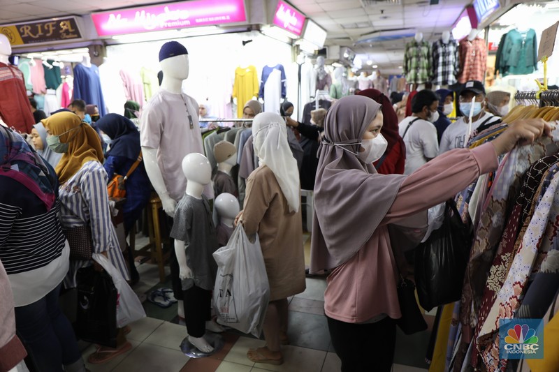 Pengunjungi memadati pusat perbelanjaan pakain jadi di pasar Tanah Abang Blok B, Jakarta, Kamis (10/3/2022). Pemerintah sudah mengizinkan pusat perbelanjaan serta pasar di DKI Jakarta untuk lebih bebas beraktivitas melalui PPKM level 2.  (CNBC Indonesia/ Tri Susio)