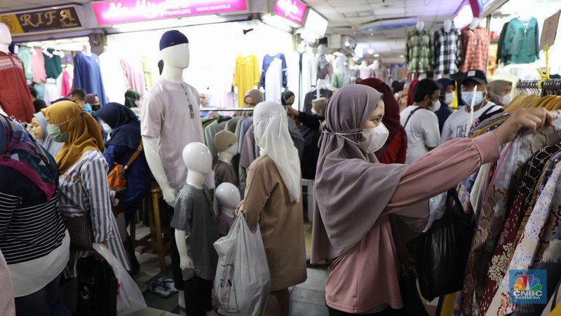 Pengunjungi memadati pusat perbelanjaan pakain jadi di pasar Tanah Abang Blok B, Jakarta, Kamis (10/3/2022). Pemerintah sudah mengizinkan pusat perbelanjaan serta pasar di DKI Jakarta untuk lebih bebas beraktivitas melalui PPKM level 2.  (CNBC Indonesia/ Tri Susio)