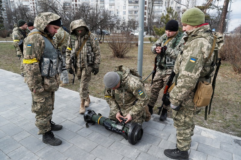 Pasukan Pertahanan Teritorial Ukraina Belajar Menggunakan anti-tank NLAW Anggota baru Pasukan Pertahanan Teritorial berlatih untuk mengoperasikan peluncur anti-tank NLAW selama latihan militer di tengah invasi Rusia ke Ukraina, di Kyiv, Ukraina, Rabu (9/3/2022). (REUTERS/Valentyn Ogirenko)