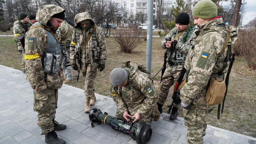 Anggota baru Pasukan Pertahanan Teritorial berlatih untuk mengoperasikan peluncur anti-tank NLAW selama latihan militer di tengah invasi Rusia ke Ukraina, di Kyiv, Ukraina, Rabu (9/3/2022). (REUTERS/Valentyn Ogirenko)