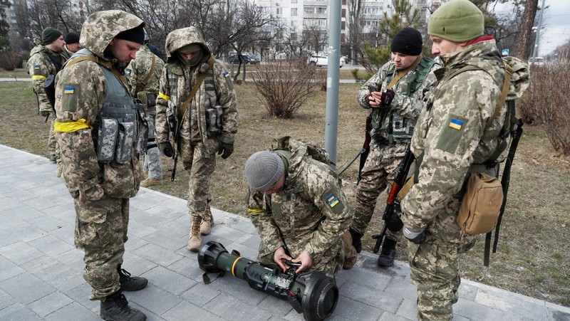 Anggota baru Pasukan Pertahanan Teritorial berlatih untuk mengoperasikan peluncur anti-tank NLAW selama latihan militer di tengah invasi Rusia ke Ukraina, di Kyiv, Ukraina, Rabu (9/3/2022). (REUTERS/Valentyn Ogirenko)