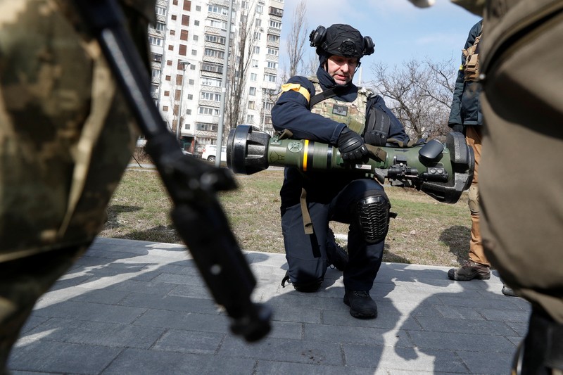 Pasukan Pertahanan Teritorial Ukraina Belajar Menggunakan anti-tank NLAW Anggota baru Pasukan Pertahanan Teritorial berlatih untuk mengoperasikan peluncur anti-tank NLAW selama latihan militer di tengah invasi Rusia ke Ukraina, di Kyiv, Ukraina, Rabu (9/3/2022). (REUTERS/Valentyn Ogirenko)