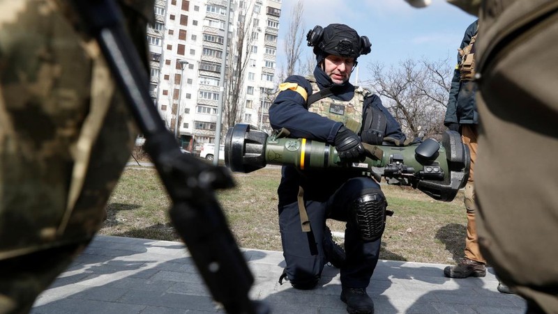 Anggota baru Pasukan Pertahanan Teritorial berlatih untuk mengoperasikan peluncur anti-tank NLAW selama latihan militer di tengah invasi Rusia ke Ukraina, di Kyiv, Ukraina, Rabu (9/3/2022). (REUTERS/Valentyn Ogirenko)