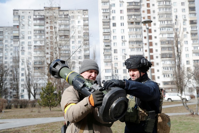 Pasukan Pertahanan Teritorial Ukraina Belajar Menggunakan anti-tank NLAW Anggota baru Pasukan Pertahanan Teritorial berlatih untuk mengoperasikan peluncur anti-tank NLAW selama latihan militer di tengah invasi Rusia ke Ukraina, di Kyiv, Ukraina, Rabu (9/3/2022). (REUTERS/Valentyn Ogirenko)