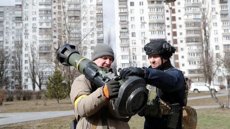 Anggota baru Pasukan Pertahanan Teritorial berlatih untuk mengoperasikan peluncur anti-tank NLAW selama latihan militer di tengah invasi Rusia ke Ukraina, di Kyiv, Ukraina, Rabu (9/3/2022). (REUTERS/Valentyn Ogirenko)