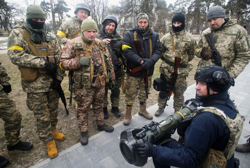 Anggota baru Pasukan Pertahanan Teritorial berlatih untuk mengoperasikan peluncur anti-tank NLAW selama latihan militer di tengah invasi Rusia ke Ukraina, di Kyiv, Ukraina, Rabu (9/3/2022). (REUTERS/Valentyn Ogirenko)