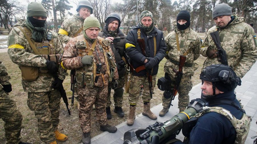 Seorang instruktur menunjukkan kepada anggota baru Pasukan Pertahanan Teritorial bagaimana mengoperasikan peluncur anti-tank NLAW selama latihan militer di tengah invasi Rusia ke Ukraina, di Kyiv, Ukraina, Rabu (9/3/2022). (REUTERS/Valentyn Ogirenko)