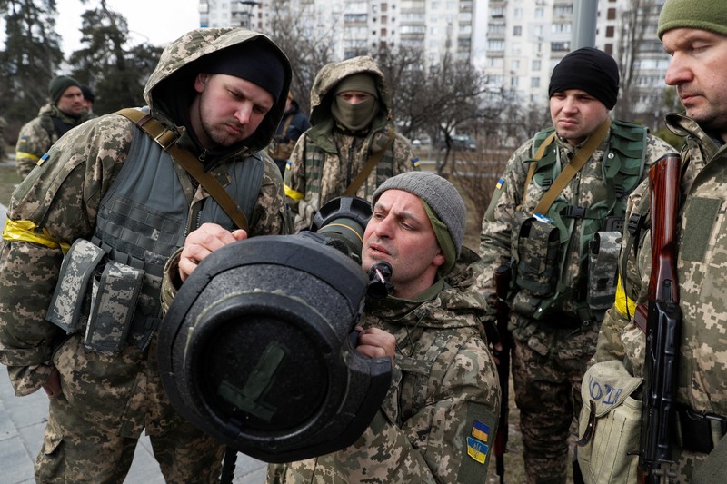 Anggota baru Pasukan Pertahanan Teritorial berlatih untuk mengoperasikan peluncur anti-tank NLAW selama latihan militer di tengah invasi Rusia ke Ukraina, di Kyiv, Ukraina, Rabu (9/3/2022). (REUTERS/Valentyn Ogirenko)