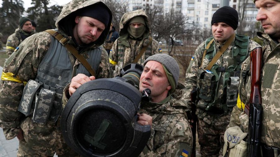 Anggota baru Pasukan Pertahanan Teritorial berlatih untuk mengoperasikan peluncur anti-tank NLAW selama latihan militer di tengah invasi Rusia ke Ukraina, di Kyiv, Ukraina, Rabu (9/3/2022). (REUTERS/Valentyn Ogirenko)