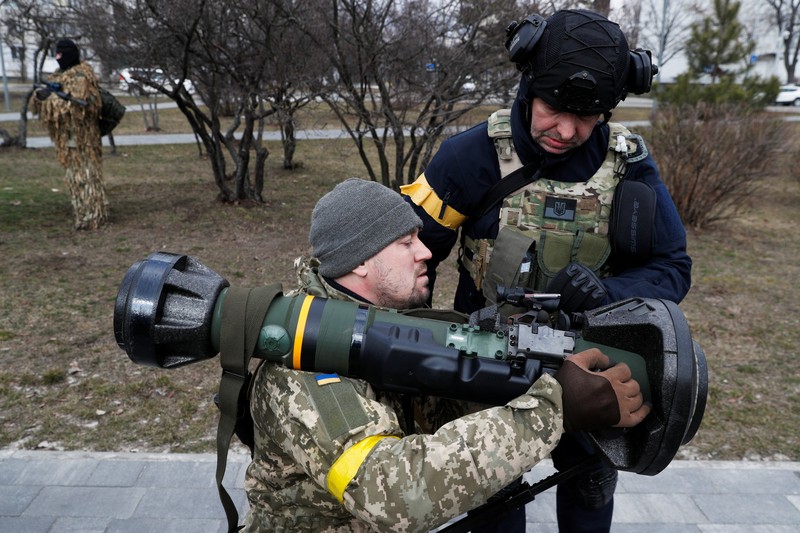 Anggota baru Pasukan Pertahanan Teritorial berlatih untuk mengoperasikan peluncur anti-tank NLAW selama latihan militer di tengah invasi Rusia ke Ukraina, di Kyiv, Ukraina, Rabu (9/3/2022). (REUTERS/Valentyn Ogirenko)
