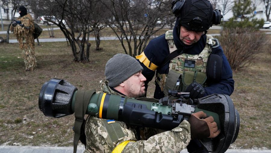 Anggota baru Pasukan Pertahanan Teritorial berlatih untuk mengoperasikan peluncur anti-tank NLAW selama latihan militer di tengah invasi Rusia ke Ukraina, di Kyiv, Ukraina, Rabu (9/3/2022). (REUTERS/Valentyn Ogirenko)