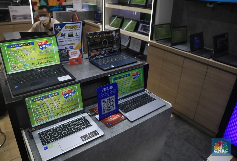 Penjualan Laptop Pekerja melayani calon pemebeli laptop di mall Ambassador, Jakarta, Kamis (10/3/2022). Harga laptop di dalam negeri makin melambung karena adanya krisis chipset semikonduktor selama pandemi. (CNBC Indonesia/ Muhammad Sabki)