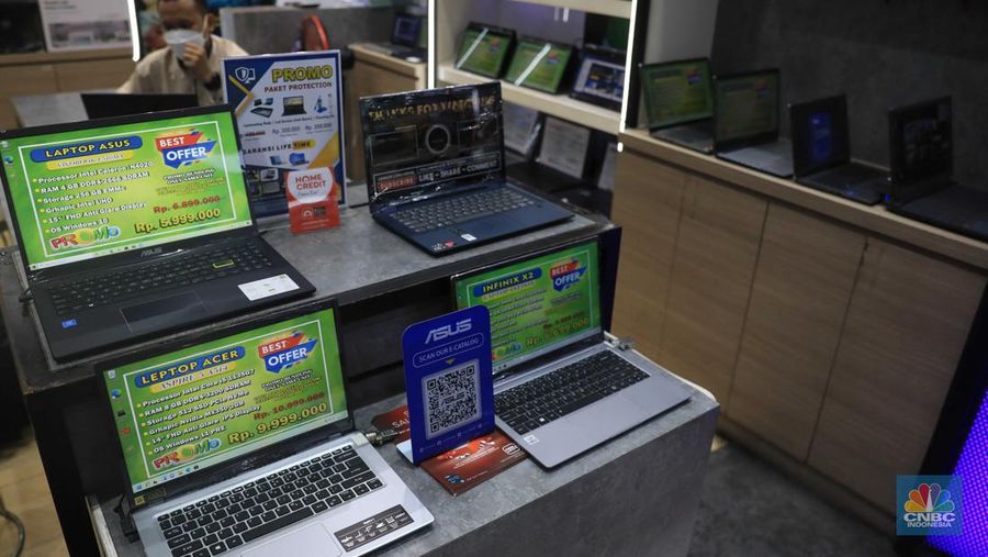 Pekerja melayani calon pemebeli laptop di mall Ambassador, Jakarta, Kamis (10/3/2022). Harga laptop di dalam negeri makin melambung karena adanya krisis chipset semikonduktor selama pandemi. (CNBC Indonesia/ Muhammad Sabki)