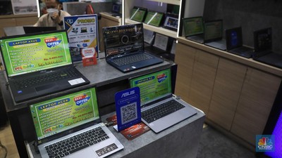 Penjualan Laptop Pekerja melayani calon pemebeli laptop di mall Ambassador, Jakarta, Kamis (10/3/2022). Harga laptop di dalam negeri makin melambung karena adanya krisis chipset semikonduktor selama pandemi. (CNBC Indonesia/ Muhammad Sabki)