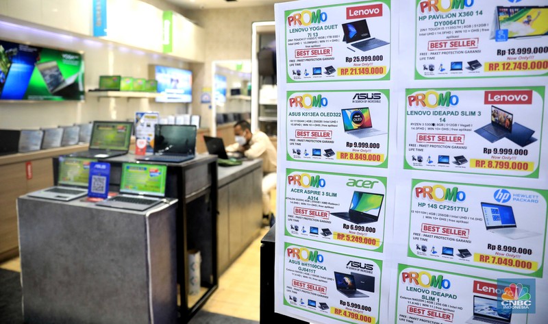 Pekerja melayani calon pemebeli laptop di mall Ambassador, Jakarta, Kamis (10/3/2022). Harga laptop di dalam negeri makin melambung karena adanya krisis chipset semikonduktor selama pandemi. (CNBC Indonesia/ Muhammad Sabki)