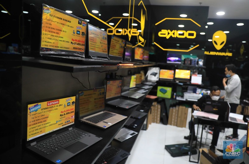 Penjualan Laptop Pekerja melayani calon pemebeli laptop di mall Ambassador, Jakarta, Kamis (10/3/2022). Harga laptop di dalam negeri makin melambung karena adanya krisis chipset semikonduktor selama pandemi. (CNBC Indonesia/ Muhammad Sabki)