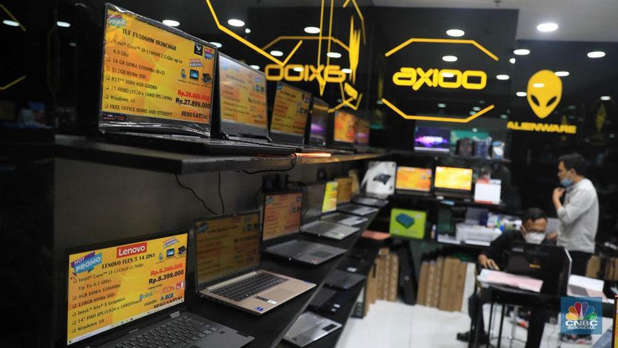 Pekerja melayani calon pemebeli laptop di mall Ambassador, Jakarta, Kamis (10/3/2022). Harga laptop di dalam negeri makin melambung karena adanya krisis chipset semikonduktor selama pandemi. (CNBC Indonesia/ Muhammad Sabki)