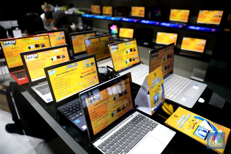 Pekerja melayani calon pemebeli laptop di mall Ambassador, Jakarta, Kamis (10/3/2022). Harga laptop di dalam negeri makin melambung karena adanya krisis chipset semikonduktor selama pandemi. (CNBC Indonesia/ Muhammad Sabki)