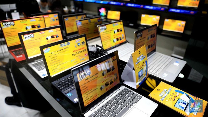 Pekerja melayani calon pemebeli laptop di mall Ambassador, Jakarta, Kamis (10/3/2022). Harga laptop di dalam negeri makin melambung karena adanya krisis chipset semikonduktor selama pandemi. (CNBC Indonesia/ Muhammad Sabki)