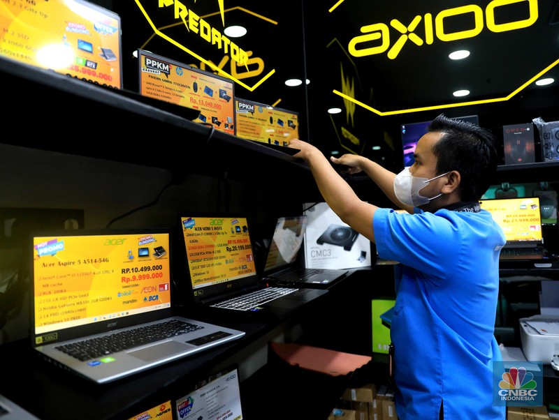 Penjualan Laptop Pekerja melayani calon pemebeli laptop di mall Ambassador, Jakarta, Kamis (10/3/2022). Harga laptop di dalam negeri makin melambung karena adanya krisis chipset semikonduktor selama pandemi. (CNBC Indonesia/ Muhammad Sabki)