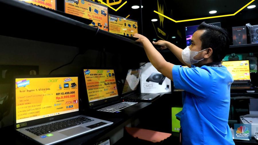 Pekerja melayani calon pemebeli laptop di mall Ambassador, Jakarta, Kamis (10/3/2022). Harga laptop di dalam negeri makin melambung karena adanya krisis chipset semikonduktor selama pandemi. (CNBC Indonesia/ Muhammad Sabki)