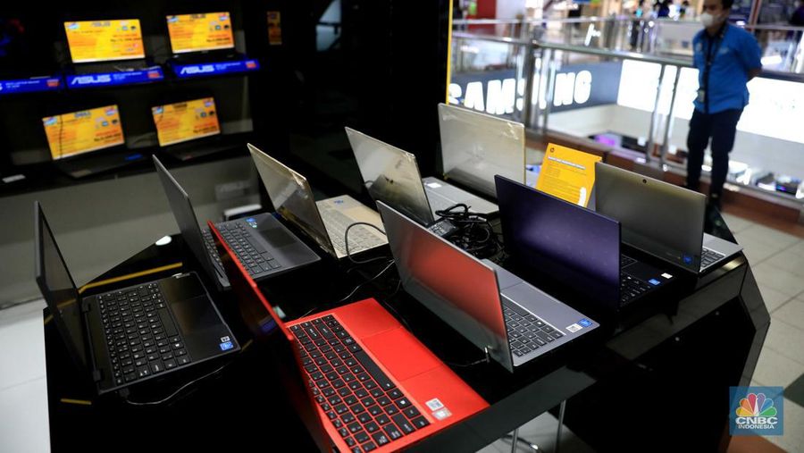 Pekerja melayani calon pemebeli laptop di mall Ambassador, Jakarta, Kamis (10/3/2022). Harga laptop di dalam negeri makin melambung karena adanya krisis chipset semikonduktor selama pandemi. (²©²ÊÍøÕ¾/ Muhammad Sabki)