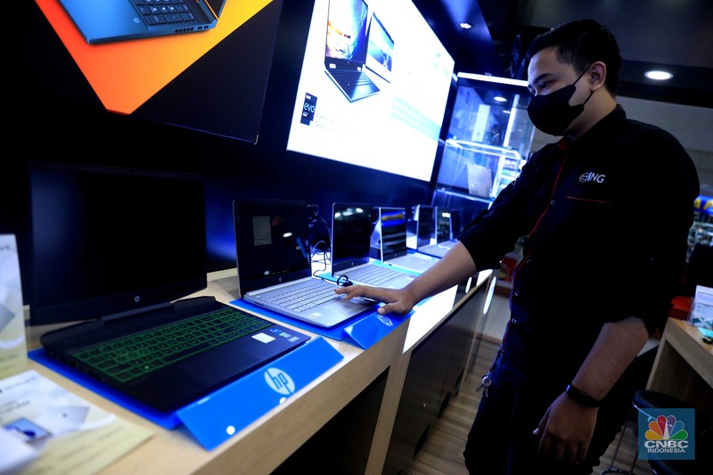 Penjualan Laptop Pekerja melayani calon pemebeli laptop di mall Ambassador, Jakarta, Kamis (10/3/2022). Harga laptop di dalam negeri makin melambung karena adanya krisis chipset semikonduktor selama pandemi. (CNBC Indonesia/ Muhammad Sabki)