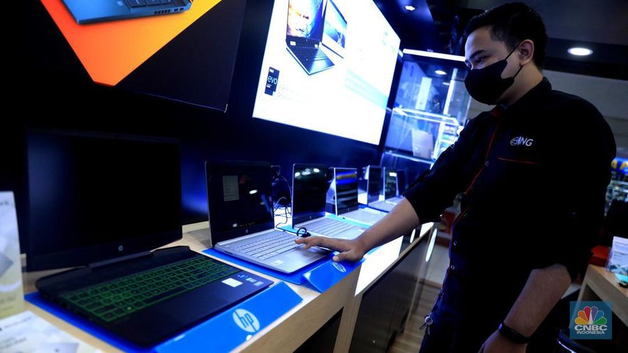 Pekerja melayani calon pemebeli laptop di mall Ambassador, Jakarta, Kamis (10/3/2022). Harga laptop di dalam negeri makin melambung karena adanya krisis chipset semikonduktor selama pandemi. (CNBC Indonesia/ Muhammad Sabki)
