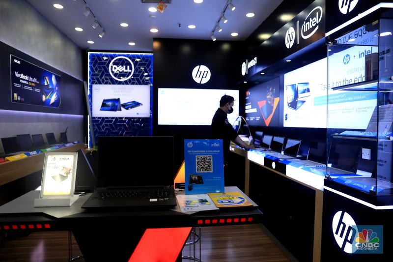 Pekerja melayani calon pemebeli laptop di mall Ambassador, Jakarta, Kamis (10/3/2022). Harga laptop di dalam negeri makin melambung karena adanya krisis chipset semikonduktor selama pandemi. (CNBC Indonesia/ Muhammad Sabki)