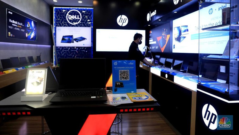 Pekerja melayani calon pemebeli laptop di mall Ambassador, Jakarta, Kamis (10/3/2022). Harga laptop di dalam negeri makin melambung karena adanya krisis chipset semikonduktor selama pandemi. (CNBC Indonesia/ Muhammad Sabki)