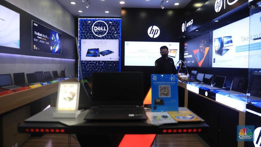 Pekerja melayani calon pemebeli laptop di mall Ambassador, Jakarta, Kamis (10/3/2022). Harga laptop di dalam negeri makin melambung karena adanya krisis chipset semikonduktor selama pandemi. (CNBC Indonesia/ Muhammad Sabki)