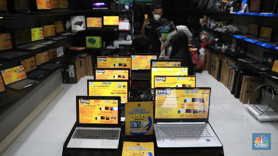 Pekerja melayani calon pemebeli laptop di mall Ambassador, Jakarta, Kamis (10/3/2022). Harga laptop di dalam negeri makin melambung karena adanya krisis chipset semikonduktor selama pandemi. (CNBC Indonesia/ Muhammad Sabki)