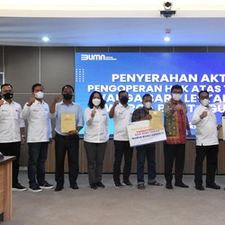 PTBA Serahkan APHAT ke Warga Muara Enim yang Direlokasi