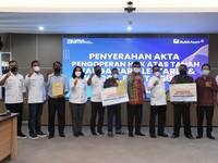 PTBA Serahkan APHAT ke Warga Muara Enim yang Direlokasi