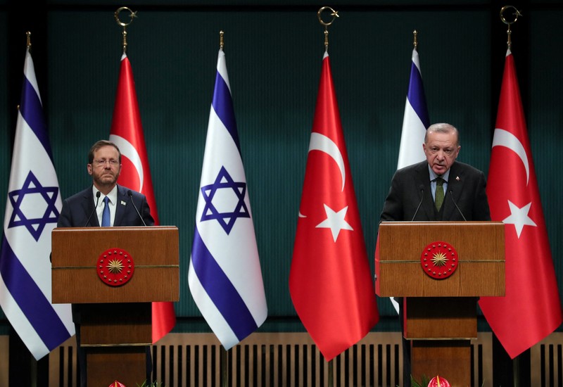 Pertemuan Presiden Turki Tayyip Erdogan dan Presiden Israel Isaac Herzog Presiden Turki Recep Tayyip Erdogan (depan) menunjukkan jalan kepada Presiden Israel Isaac Herzog selama upacara penyambutan, di Ankara, Turki, Rabu (9//3/2022). Presiden Isaac Herzog adalah pemimpin Israel pertama yang mengunjungi Turki sejak 2008. (AP Photo/Burhan Ozbilici)