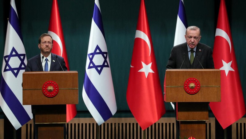 Presiden Turki Recep Tayyip Erdogan (depan)  menunjukkan jalan kepada Presiden Israel Isaac Herzog selama upacara penyambutan, di Ankara, Turki, Rabu (9//3/2022).  Presiden Isaac Herzog adalah pemimpin Israel pertama yang mengunjungi Turki sejak 2008. (AP Photo/Burhan Ozbilici)