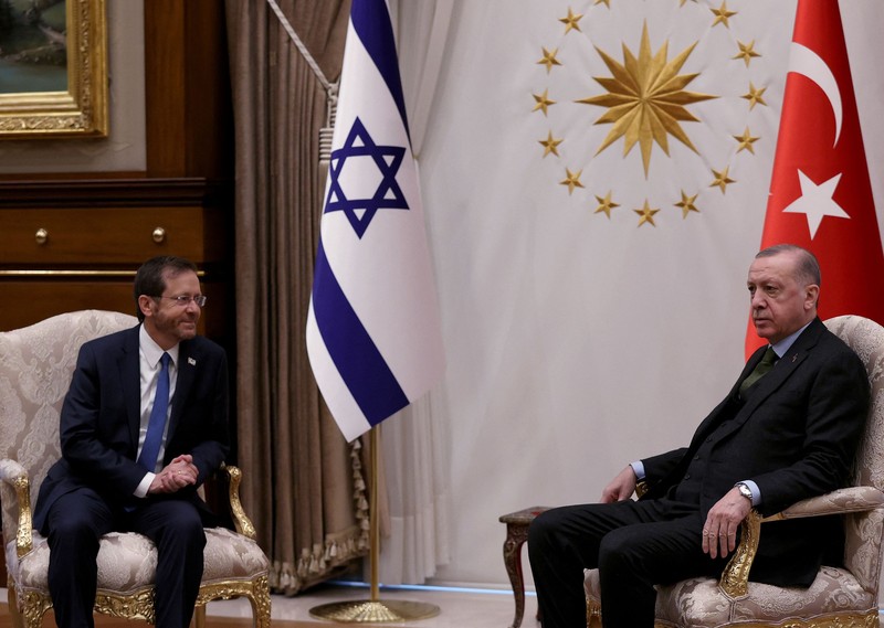 Pertemuan Presiden Turki Tayyip Erdogan dan Presiden Israel Isaac Herzog Presiden Turki Recep Tayyip Erdogan (depan) menunjukkan jalan kepada Presiden Israel Isaac Herzog selama upacara penyambutan, di Ankara, Turki, Rabu (9//3/2022). Presiden Isaac Herzog adalah pemimpin Israel pertama yang mengunjungi Turki sejak 2008. (AP Photo/Burhan Ozbilici)
