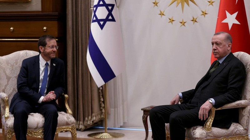Presiden Turki Recep Tayyip Erdogan (depan)  menunjukkan jalan kepada Presiden Israel Isaac Herzog selama upacara penyambutan, di Ankara, Turki, Rabu (9//3/2022).  Presiden Isaac Herzog adalah pemimpin Israel pertama yang mengunjungi Turki sejak 2008. (AP Photo/Burhan Ozbilici)