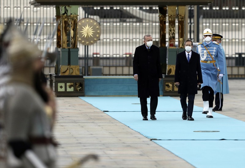 Pertemuan Presiden Turki Tayyip Erdogan dan Presiden Israel Isaac Herzog Presiden Turki Recep Tayyip Erdogan (depan) menunjukkan jalan kepada Presiden Israel Isaac Herzog selama upacara penyambutan, di Ankara, Turki, Rabu (9//3/2022). Presiden Isaac Herzog adalah pemimpin Israel pertama yang mengunjungi Turki sejak 2008. (AP Photo/Burhan Ozbilici)