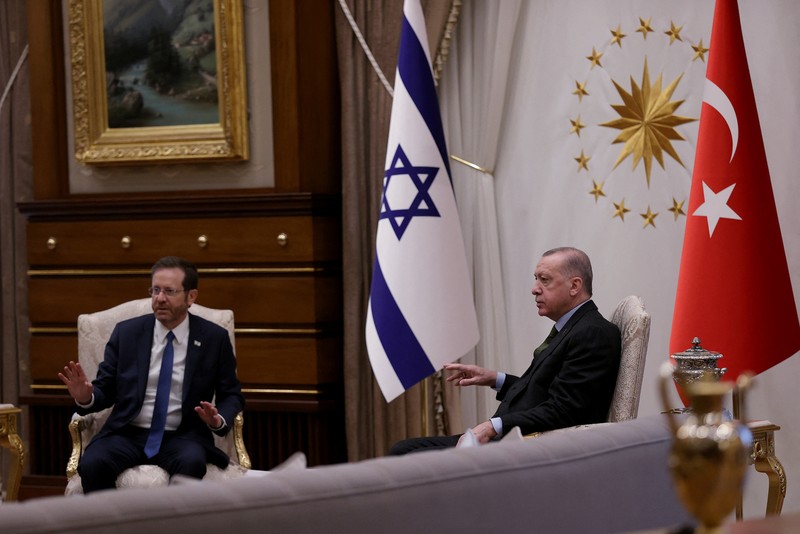 Pertemuan Presiden Turki Tayyip Erdogan dan Presiden Israel Isaac Herzog Presiden Turki Recep Tayyip Erdogan (depan) menunjukkan jalan kepada Presiden Israel Isaac Herzog selama upacara penyambutan, di Ankara, Turki, Rabu (9//3/2022). Presiden Isaac Herzog adalah pemimpin Israel pertama yang mengunjungi Turki sejak 2008. (AP Photo/Burhan Ozbilici)