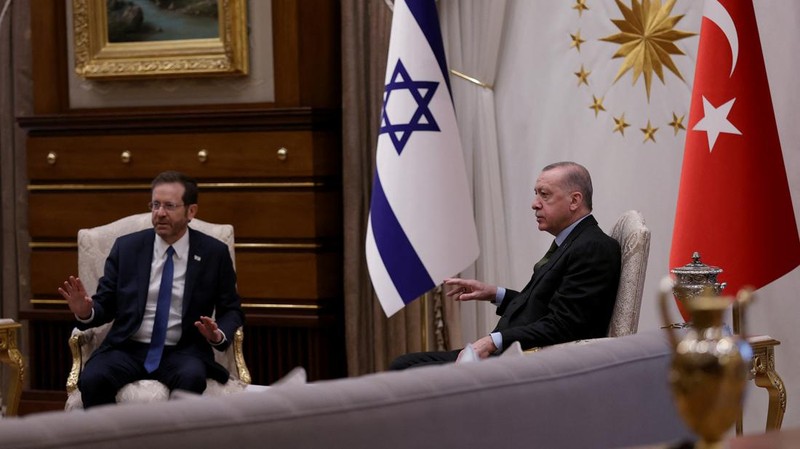 Presiden Turki Recep Tayyip Erdogan (depan)  menunjukkan jalan kepada Presiden Israel Isaac Herzog selama upacara penyambutan, di Ankara, Turki, Rabu (9//3/2022).  Presiden Isaac Herzog adalah pemimpin Israel pertama yang mengunjungi Turki sejak 2008. (AP Photo/Burhan Ozbilici)