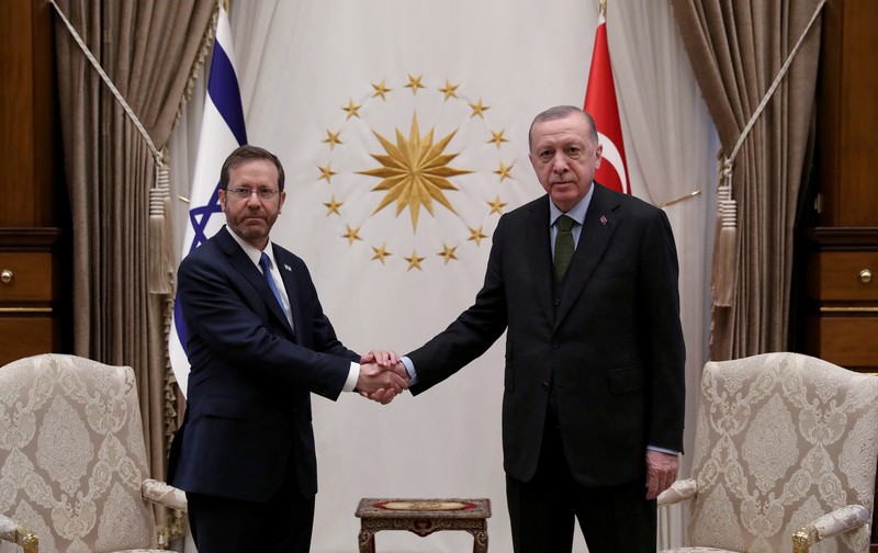 Pertemuan Presiden Turki Tayyip Erdogan dan Presiden Israel Isaac Herzog Presiden Turki Recep Tayyip Erdogan (depan) menunjukkan jalan kepada Presiden Israel Isaac Herzog selama upacara penyambutan, di Ankara, Turki, Rabu (9//3/2022). Presiden Isaac Herzog adalah pemimpin Israel pertama yang mengunjungi Turki sejak 2008. (AP Photo/Burhan Ozbilici)