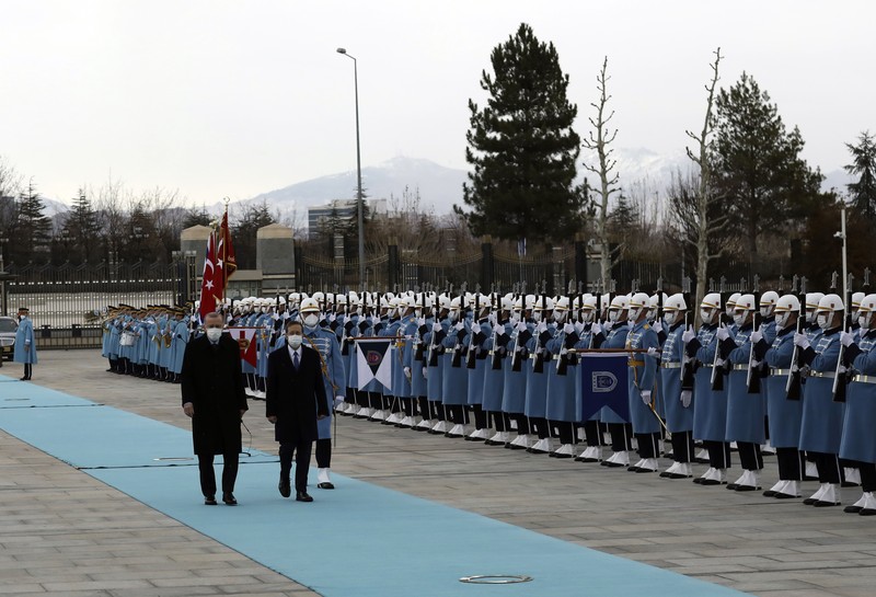 Pertemuan Presiden Turki Tayyip Erdogan dan Presiden Israel Isaac Herzog Presiden Turki Recep Tayyip Erdogan (depan) menunjukkan jalan kepada Presiden Israel Isaac Herzog selama upacara penyambutan, di Ankara, Turki, Rabu (9//3/2022). Presiden Isaac Herzog adalah pemimpin Israel pertama yang mengunjungi Turki sejak 2008. (AP Photo/Burhan Ozbilici)