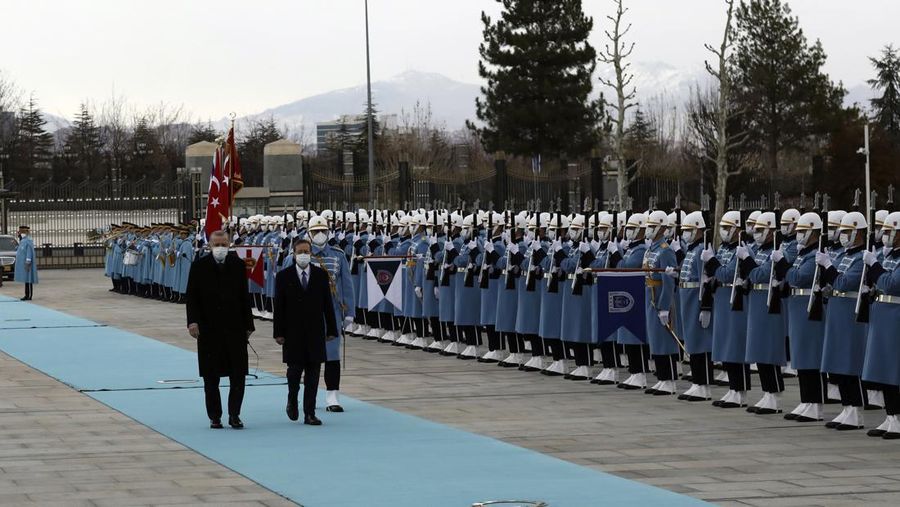 Presiden Turki Recep Tayyip Erdogan (depan)  menunjukkan jalan kepada Presiden Israel Isaac Herzog selama upacara penyambutan, di Ankara, Turki, Rabu (9//3/2022).  Presiden Isaac Herzog adalah pemimpin Israel pertama yang mengunjungi Turki sejak 2008. (AP Photo/Burhan Ozbilici)
