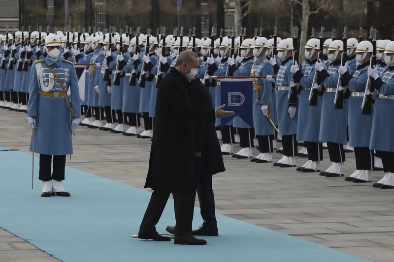 Pertemuan Presiden Turki Tayyip Erdogan dan Presiden Israel Isaac Herzog Presiden Turki Recep Tayyip Erdogan (depan) menunjukkan jalan kepada Presiden Israel Isaac Herzog selama upacara penyambutan, di Ankara, Turki, Rabu (9//3/2022). Presiden Isaac Herzog adalah pemimpin Israel pertama yang mengunjungi Turki sejak 2008. (AP Photo/Burhan Ozbilici)