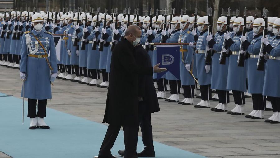 Presiden Turki Recep Tayyip Erdogan (depan)  menunjukkan jalan kepada Presiden Israel Isaac Herzog selama upacara penyambutan, di Ankara, Turki, Rabu (9//3/2022).  Presiden Isaac Herzog adalah pemimpin Israel pertama yang mengunjungi Turki sejak 2008. (AP Photo/Burhan Ozbilici)