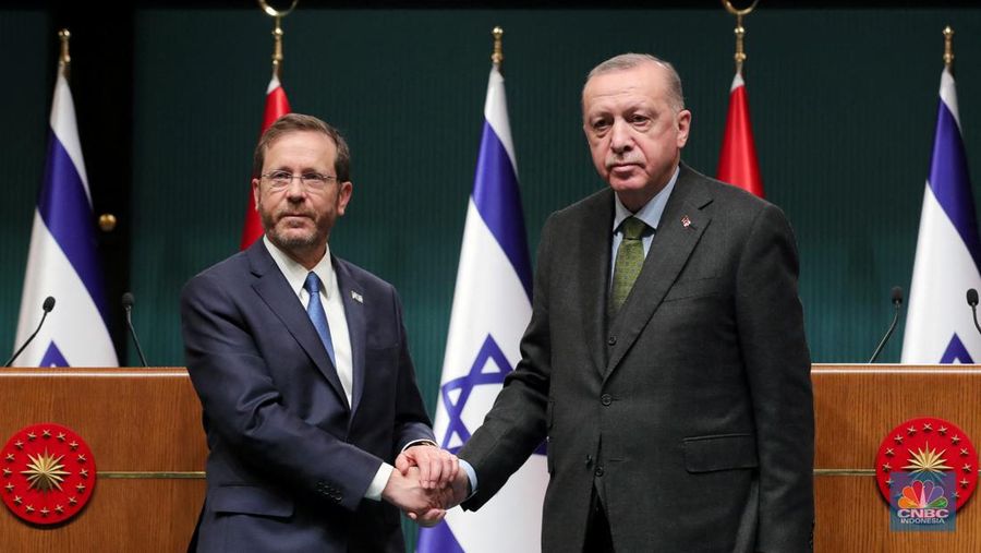 Presiden Turki Tayyip Erdogan dan Presiden Israel Isaac Herzog berjabat tangan selama konferensi pers bersama di Ankara, Turki, Rabu (9/3/2022). (Presidential Press Office/Handout via REUTERS)