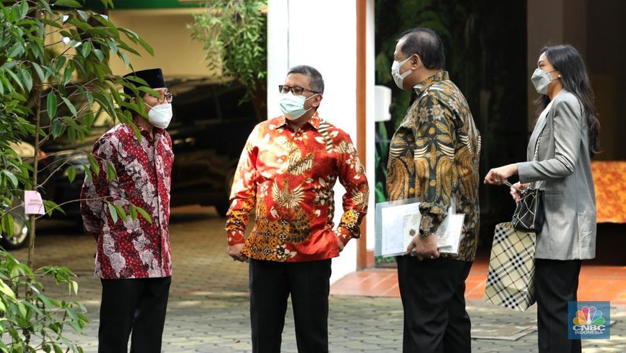 Chairman CT CORP, Chairul Tanjung didampingi Putri Tanjung dan komisaris utama Transmedia, Ishadi tiba dikediaman Presiden ke 5 Republik Indonesia Megawati Soekarnoputri di Jalan Teuku Umar No.27 Menteng, Jakarta Pusat, Jumat (11/3/2022). Kedatangan Chairul Tanjung untuk bersilahturahmi dengan Megawati Soekarnoputri. (CNBC Indonesia/ Tri Susilo)