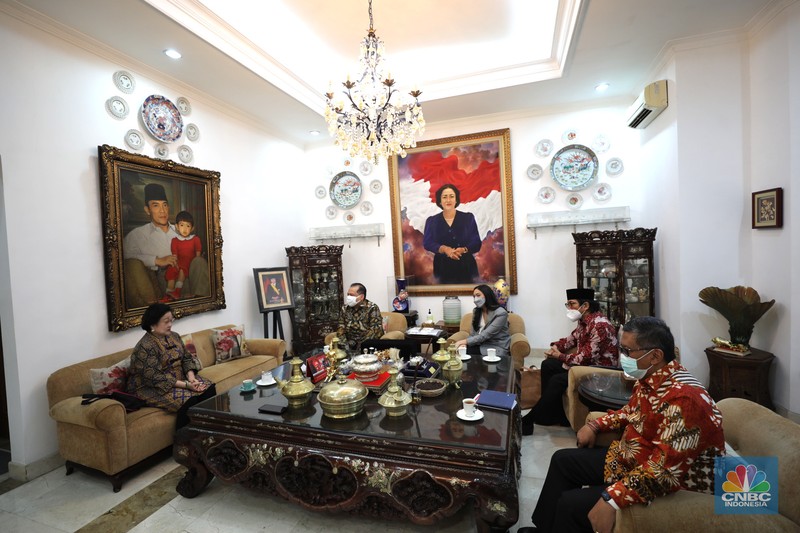 Chairman CT CORP, Chairul Tanjung mengunjungi Megawati Soekarnoputri Chairman CT CORP, Chairul Tanjung didampingi Putri Tanjung dan komisaris utama Transmedia, Ishadi tiba dikediaman Presiden ke 5 Republik Indonesia Megawati Soekarnoputri di Jalan Teuku Umar No.27 Menteng, Jakarta Pusat, Jumat (11/3/2022). Kedatangan Chairul Tanjung untuk bersilahturahmi dengan Megawati Soekarnoputri. (CNBC Indonesia/ Tri Susilo)