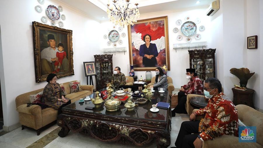 Chairman CT CORP, Chairul Tanjung didampingi Putri Tanjung dan komisaris utama Transmedia, Ishadi tiba dikediaman Presiden ke 5 Republik Indonesia Megawati Soekarnoputri di Jalan Teuku Umar No.27 Menteng, Jakarta Pusat, Jumat (11/3/2022). Kedatangan Chairul Tanjung untuk bersilahturahmi dengan Megawati Soekarnoputri. (CNBC Indonesia/ Tri Susilo)